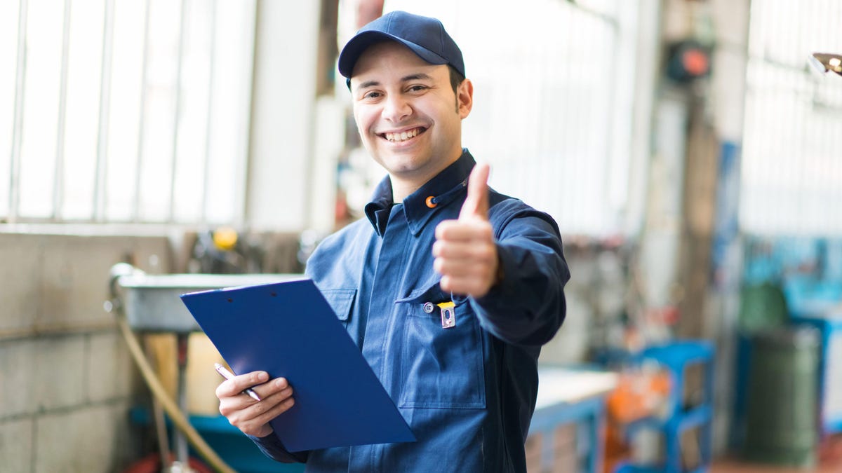 Technicien souriant pouce levé