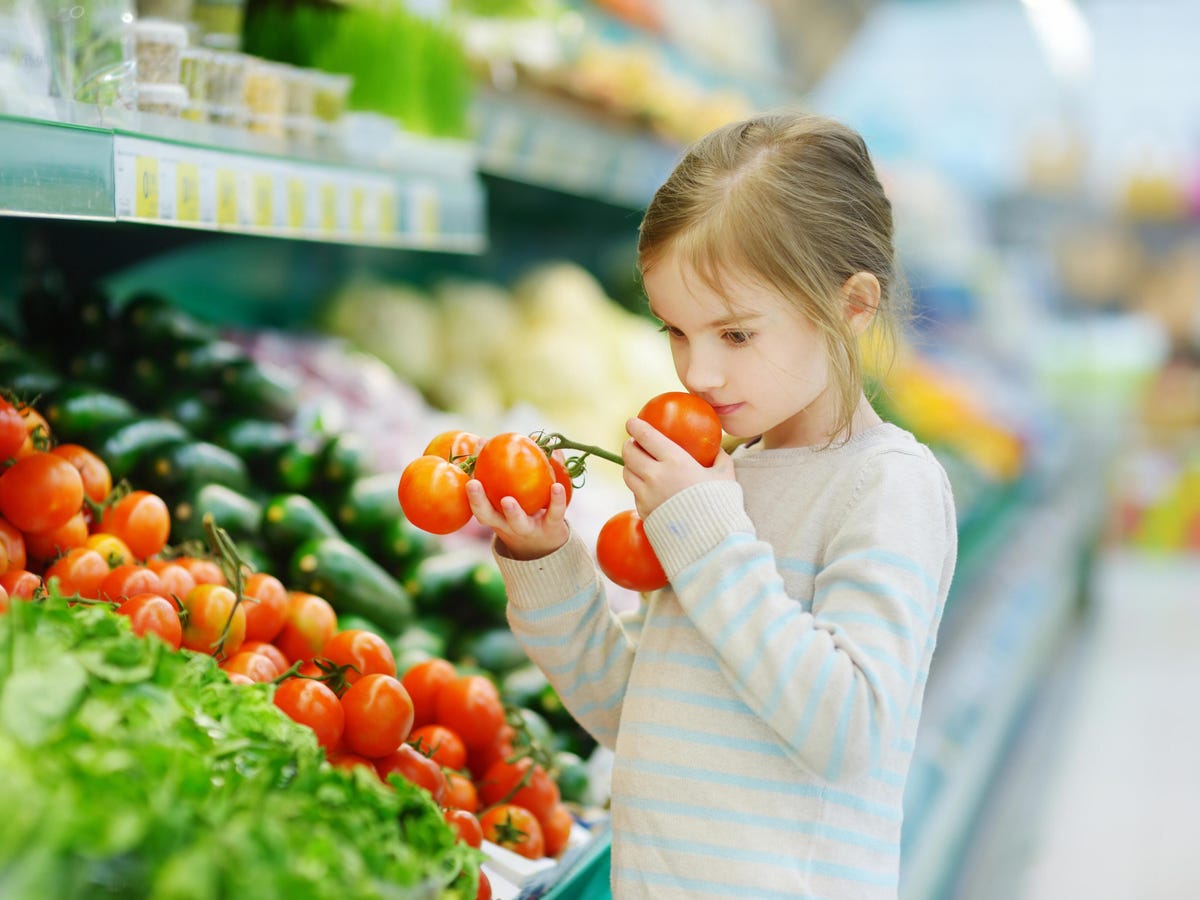 Kid holding fresh tomatoes