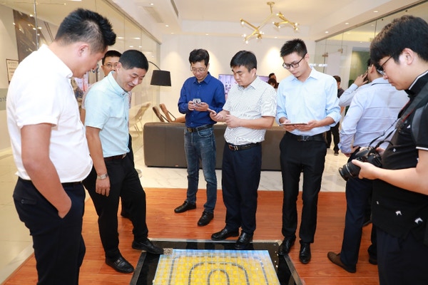 标题-在智能家居体验室,游客可以使用智能手机或ipad控制室内温度 标题-在智能家居体验室,游客可以使用智能手机或ipad控制室内温度