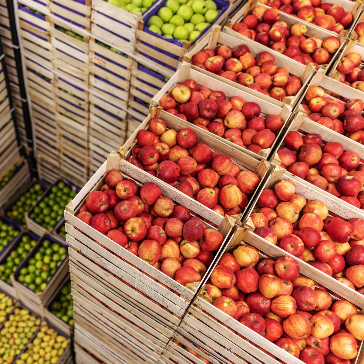 Apples and pears in crates cold chain